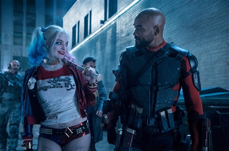 Margot Robbie Reshoots Bat from Suicide Squad