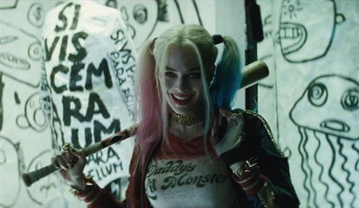 Margot Robbie Reshoots Bat from Suicide Squad